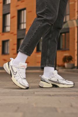 Nike V2K Runtekk Summit White Metallic Silver v1