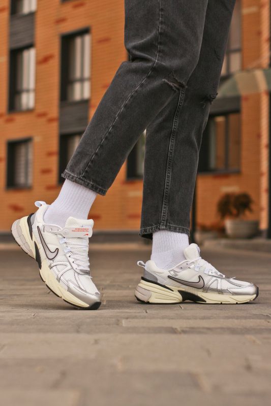Nike V2K Runtekk Summit White Metallic Silver v1
